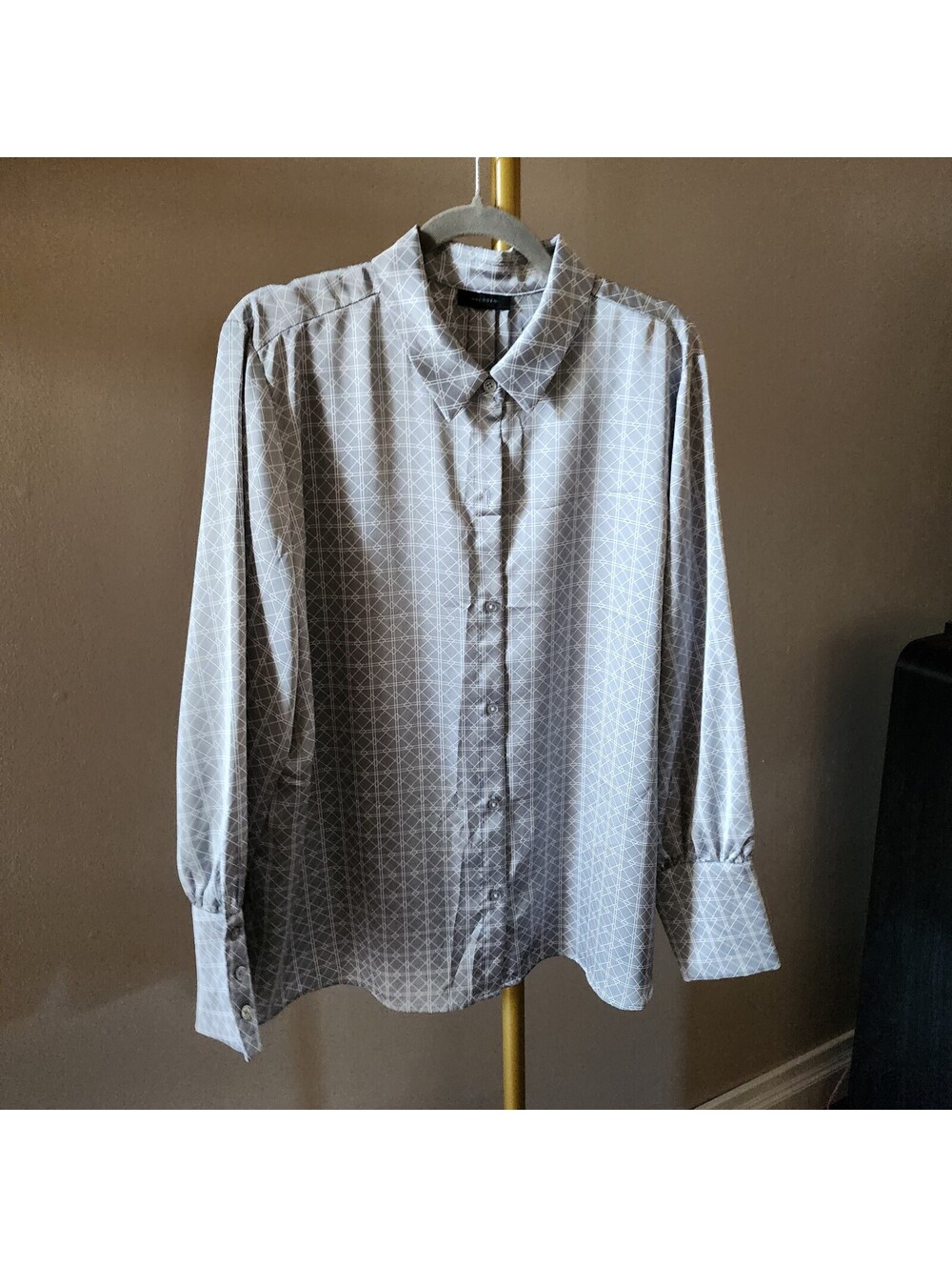 Halogen Women’s 1X Gray & White Geometric Print Button-Down Blouse